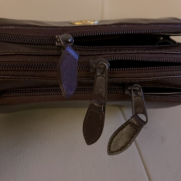 Etienne Aigner THE Ultimate Crossbody - Picture 2 of 12